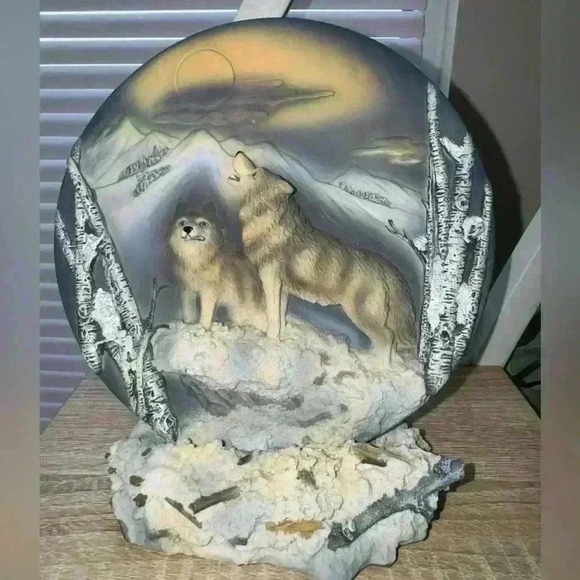 3D Wolf Decorative Plate - Picture 2 of 4